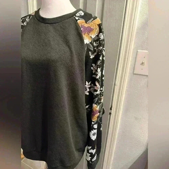 Women’s top with floral Raglan sleeves with waistband NWOT size Large - Picture 4 of 7